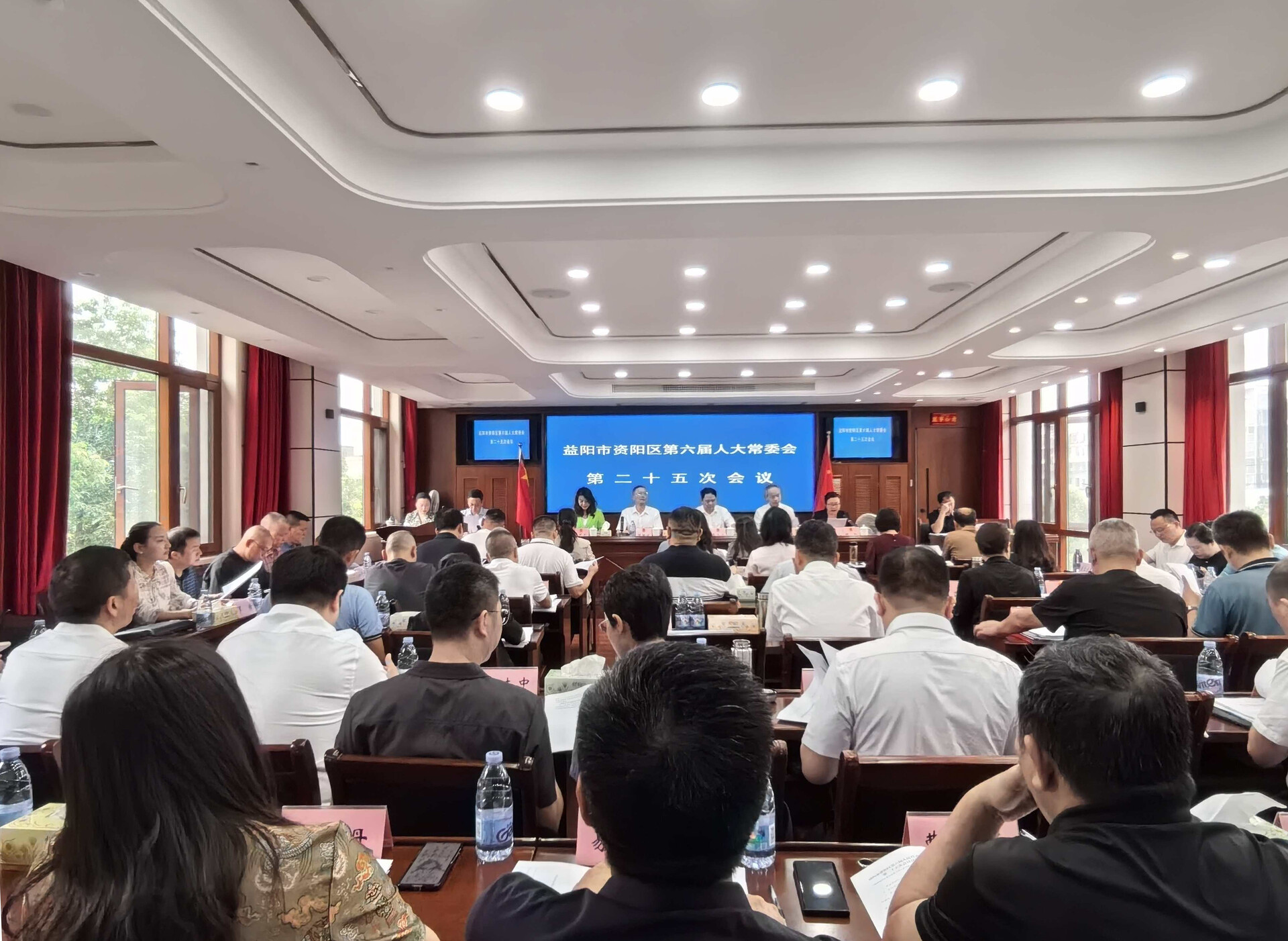 資陽區(qū)召開第六屆人大常委會第二十五次會議