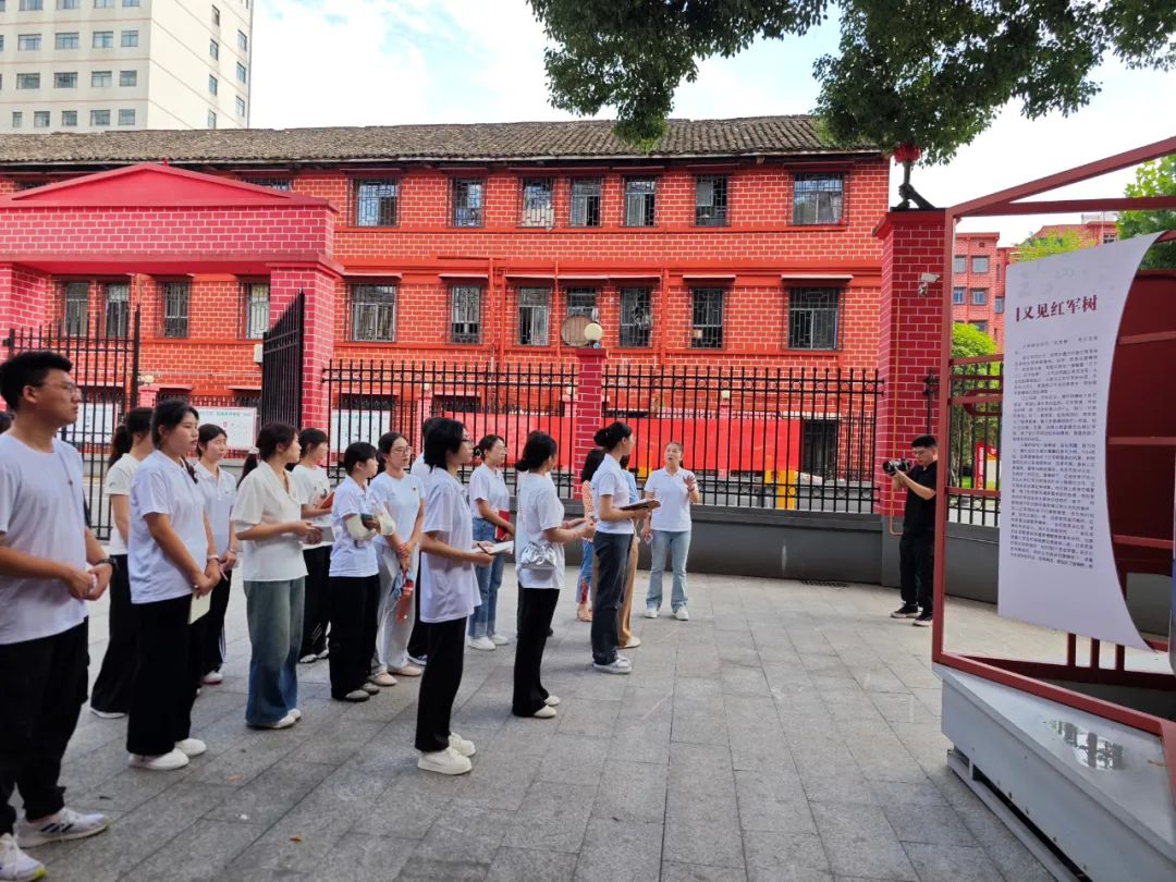 大學(xué)生“移動課堂”把思政課搬進社區(qū) 沉浸式感悟革命精神