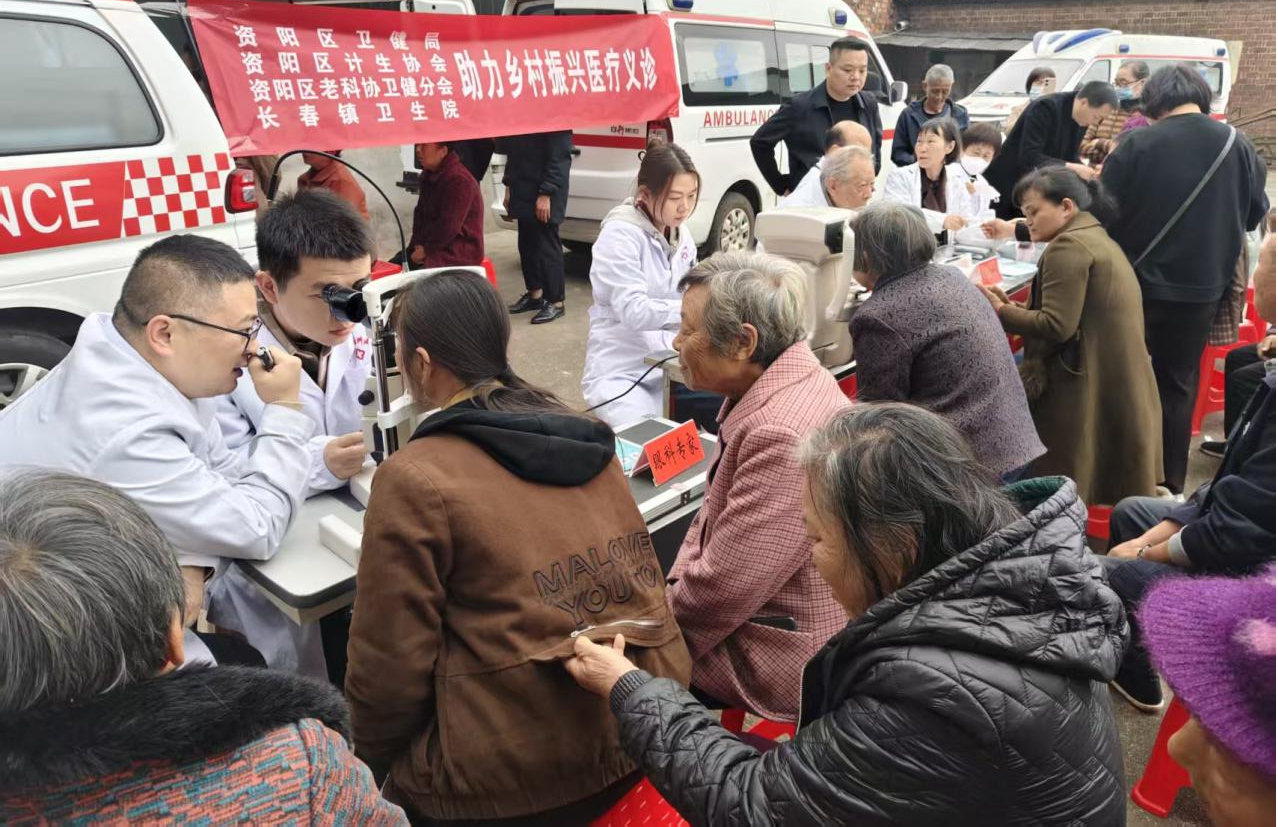 资阳区“银发专家”义诊队走进长春镇东香村