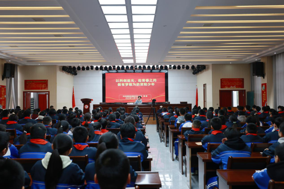 黄瑛到益阳市第六中学初中部讲授思政课