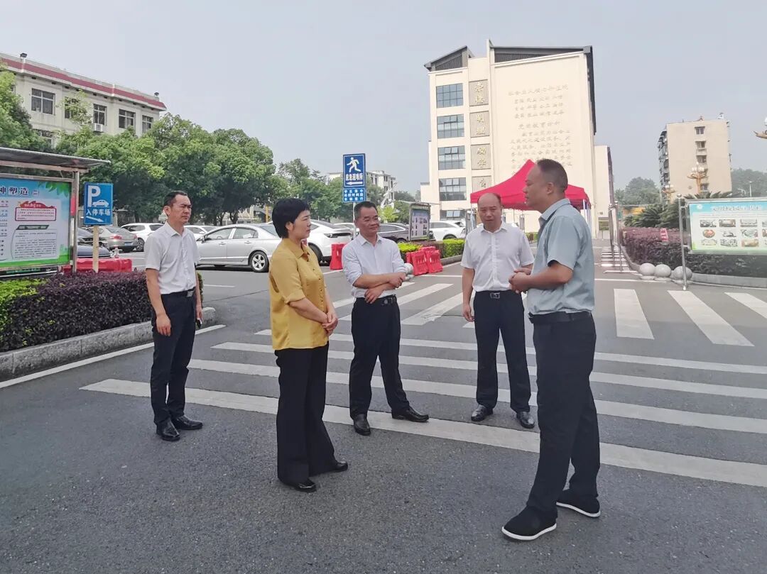 林红华检查高考准备工作
