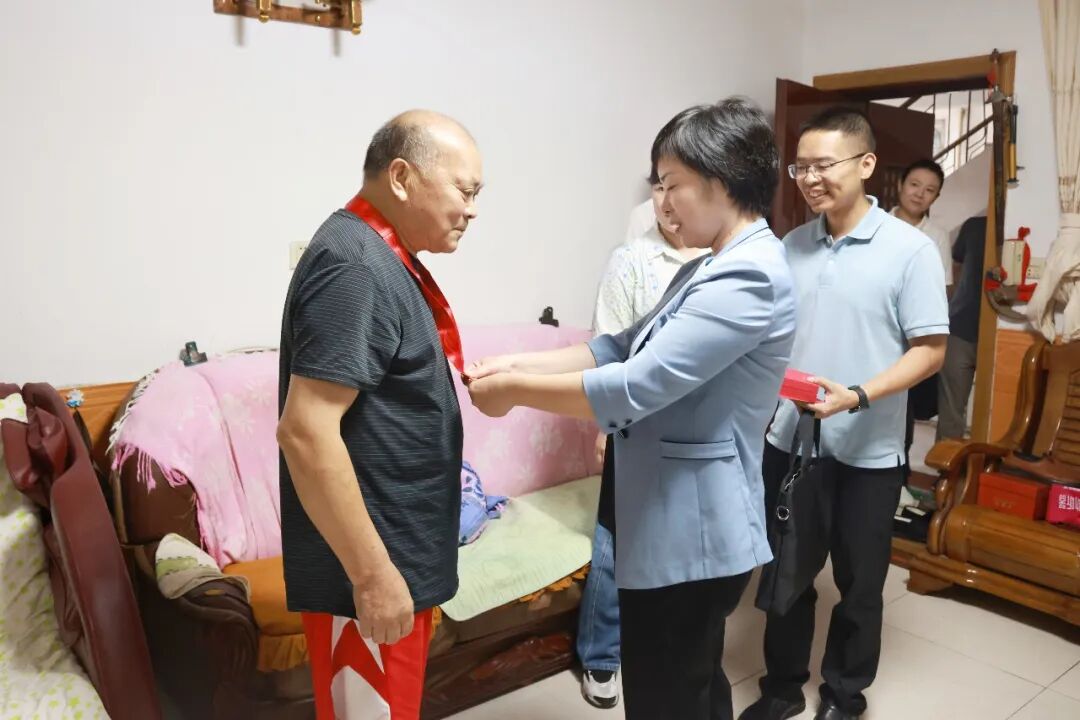 林红华开展“七一”走访慰问