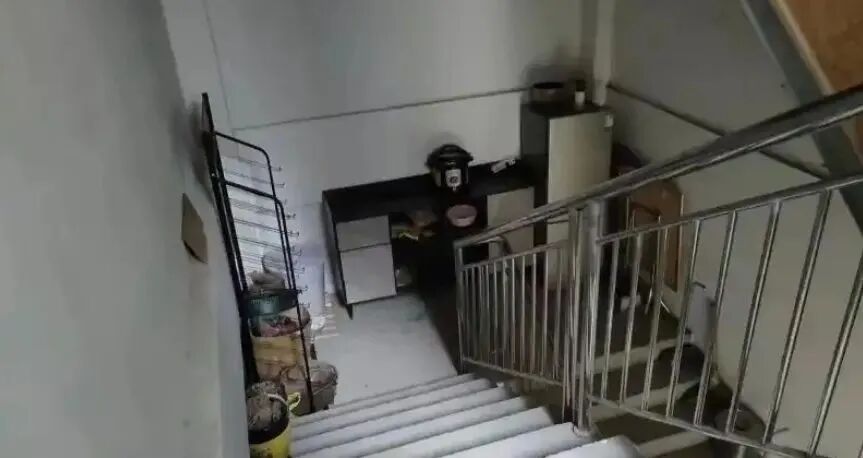 楼道杂物及时清理，别让生命“无路可走”！