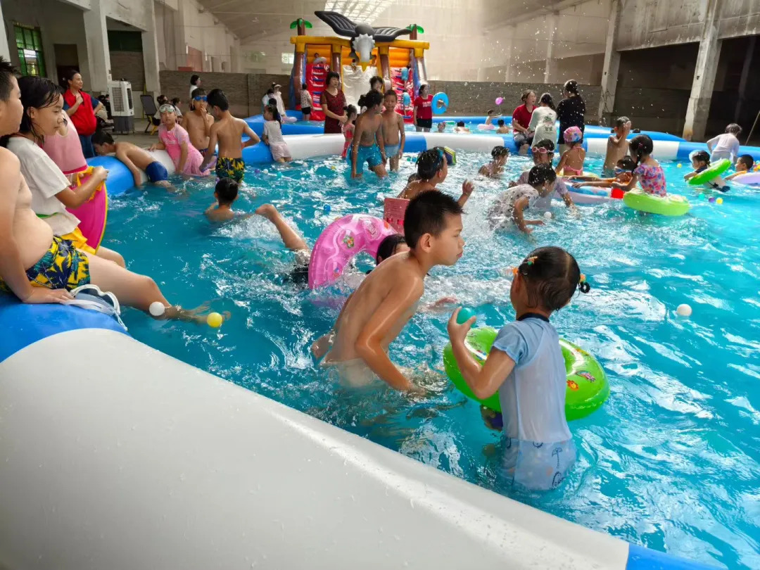 无人机天上飞、监控水里盯、免费泳池敞开迎！迎风桥镇防溺水疏堵并举