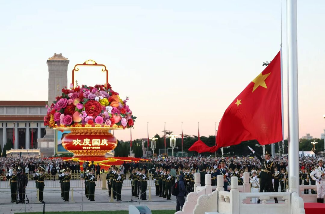 国旗与太阳一同升起！我爱你，中国！