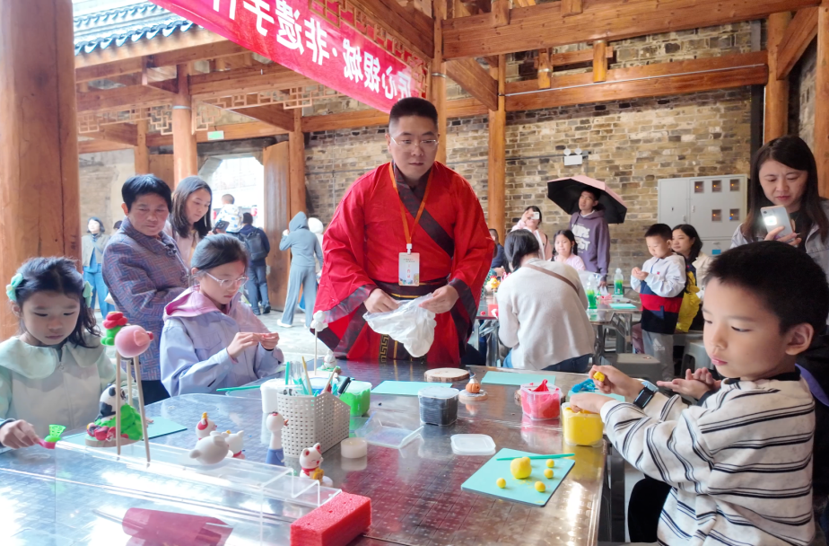 明清古巷手艺人国庆假期忙传艺：一天教了150个“徒弟”